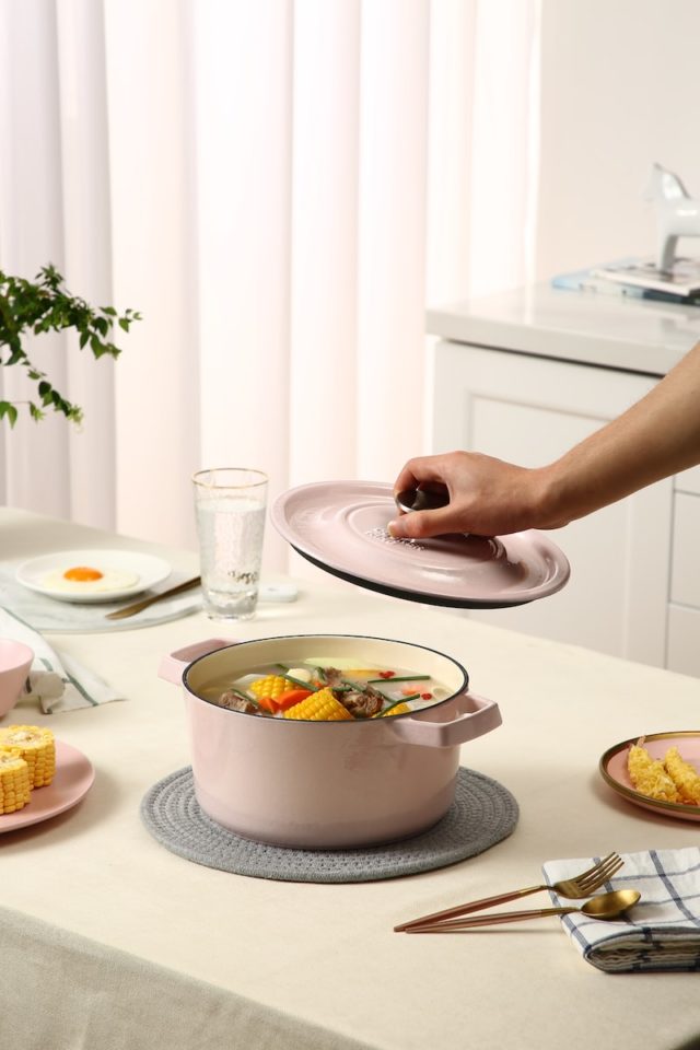 person holding white ceramic plate from sur la table